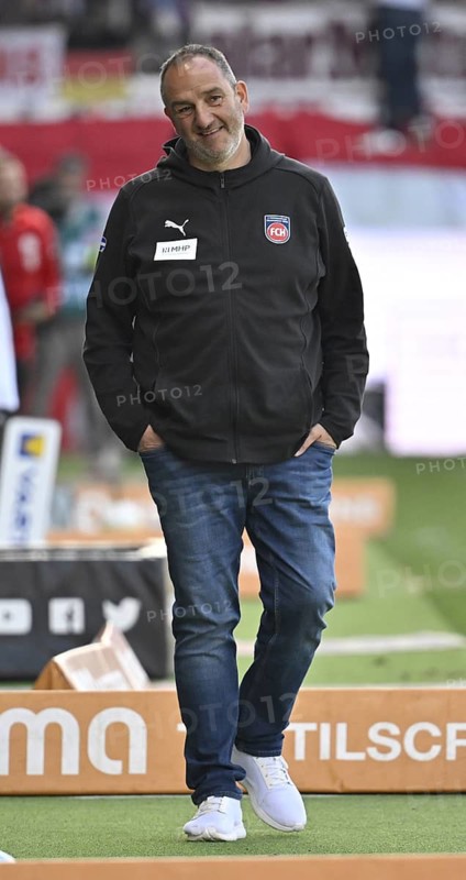 Coach Frank Schmidt 1. FC Heidenheim 1846 FCH on the sidelines of the Voith-Arena, Heidenheim, Baden-Württemberg, Germany