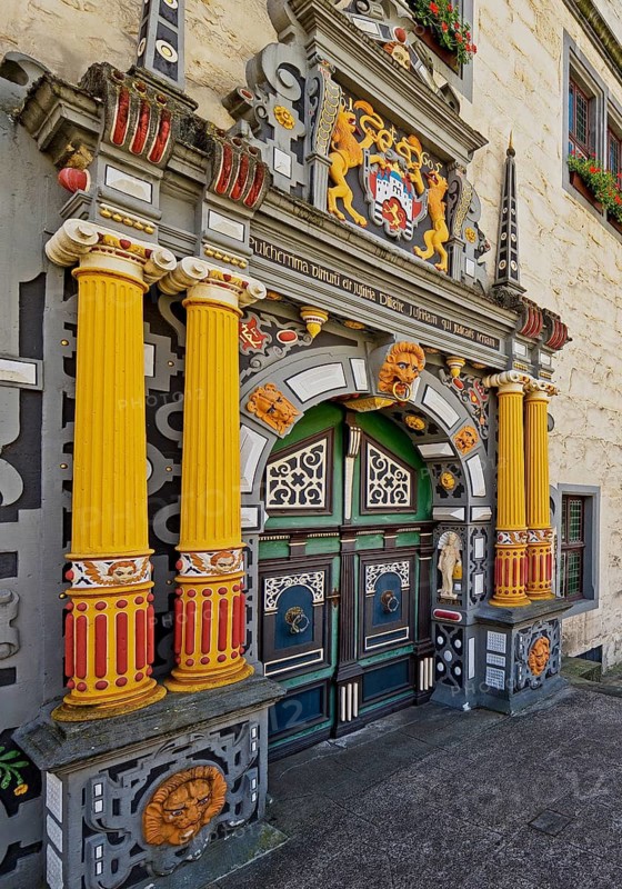 Main portal with colourful wood carving on Münden Town Hall, Weser Renaissance, Hann. Münden or Hannoversch Münden, Lower Saxony, Germany