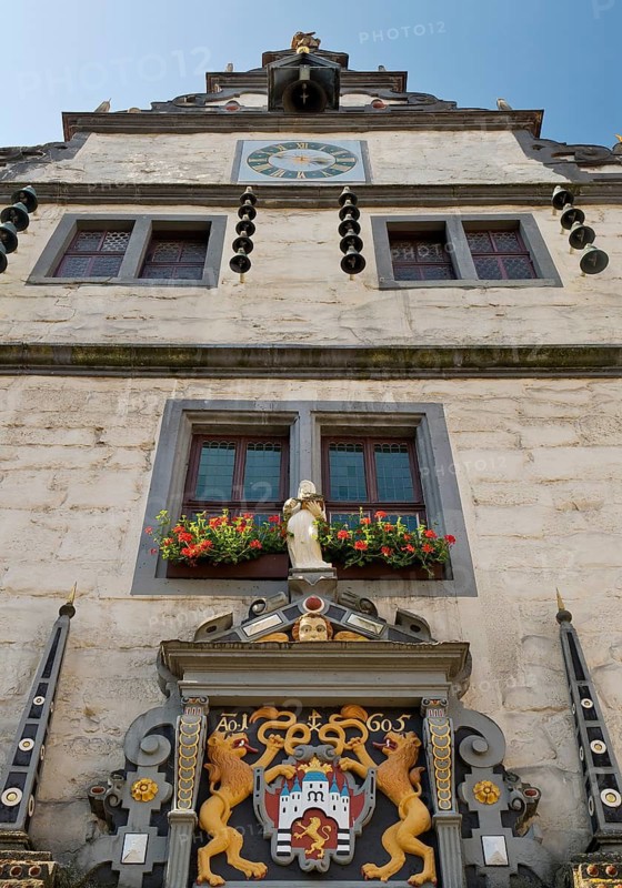 Main portal with the town coat of arms on the town hall, Weser Renaissance, Hann. Münden or Hannoversch Münden, Lower Saxony, Germany