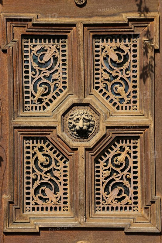 Dotternhausen Castle, Cotta's Castle, Dotternhausen Castle, historical building, aristocratic residence, architecture, detail, ornate wooden door, entrance front door, lion's head, Dotternhausen, Zollernalbkreis, Baden-Württemberg, Germany