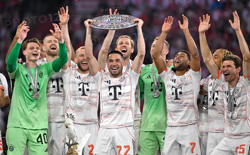 FC Bayern Munich FCB celebrates 34th championship title, championship celebration, championship trophy, trophy, cup, Raphael Guerreiro (22) Konrad Laimer (27) Goalkeeper Jonas Urbig (40) Goalkeeper Daniel Peretz (18) Serge Gnabry (07) Thomas Müller (25) Allianz Arena, Munich, Bavaria, Germany