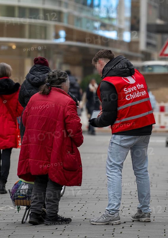 Street canvassers of the children's aid organisation Save the Children Deutschland e.V. recruit new members, donors, Düsseldorf city centre, North Rhine-Westphalia, Germany