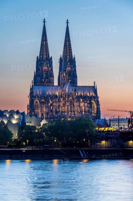 Cologne Cathedral has been shining in new light since Easter 2025, the old metal halide lamps have been replaced by over 700 modern LED lamps, reducing energy consumption by around four-fifths, significantly improving the quality of light and greatly reducing light emissions, 12 KM of new cables were laid for this, North Rhine-Westphalia, Germany