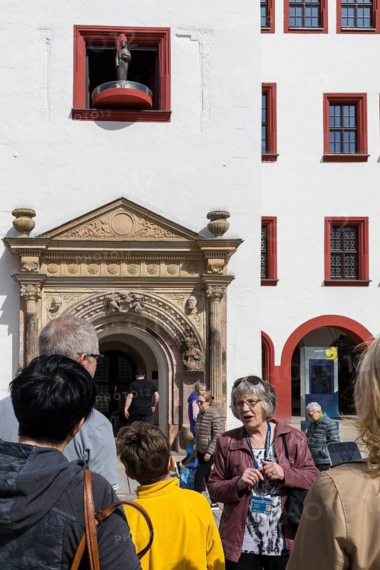 City guide with tourists in front of the Judith Lucretia portal with figurative carillon, Old Town Hall, Chemnitz, Saxony, Germany