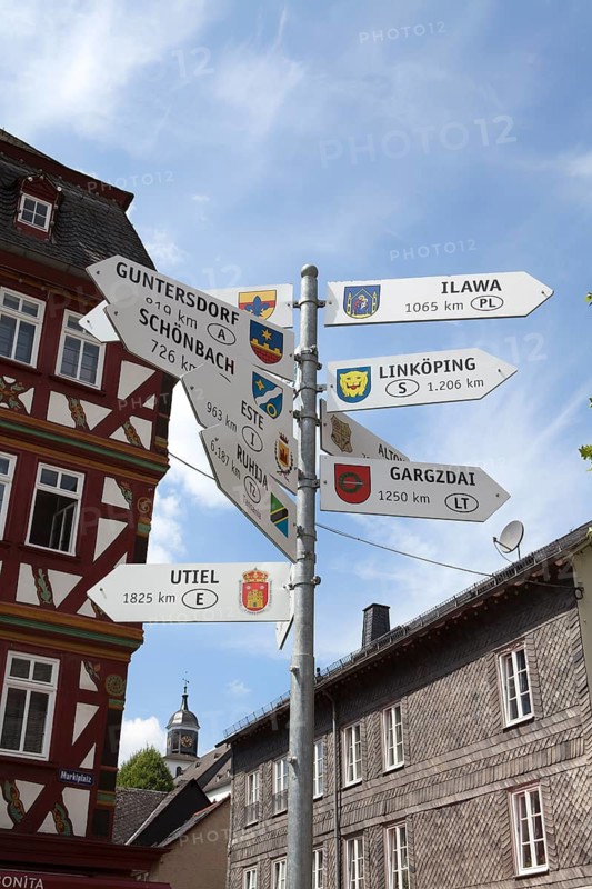 City hall, Buttermarkt butter market, Signpost, partner cities, historic old town of Herborn, Hesse, Germany, Europe, Rathaus, Wegweiser zu den Partnerstädten, Buttermarkt, historische Altstadt von Herborn, Hessen, Deutschland, Europa