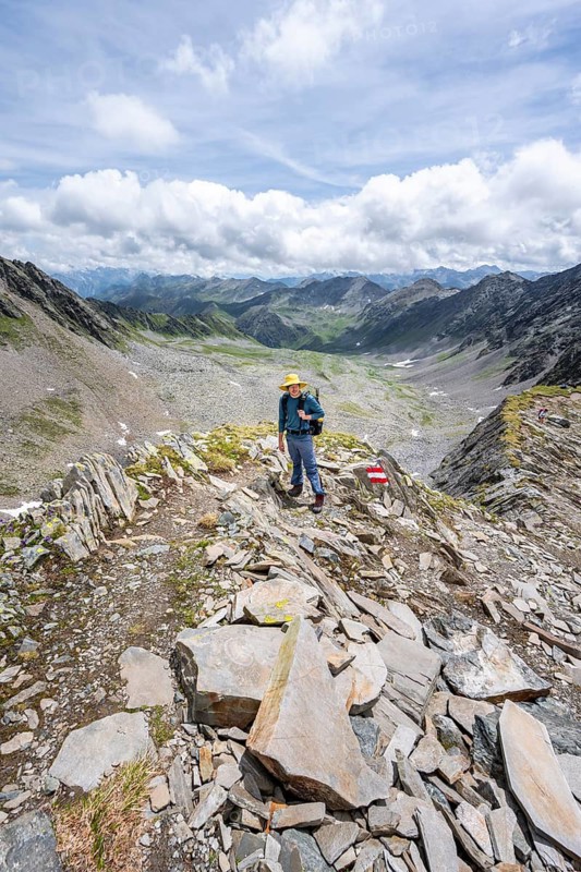 Mountaineers at Prägrater Törl, view of mountain peaks and valley, Lasörling Höhenweg, Lasörling Group, Hohe Tauern National Park, East Tyrol, Tyrol, Austria