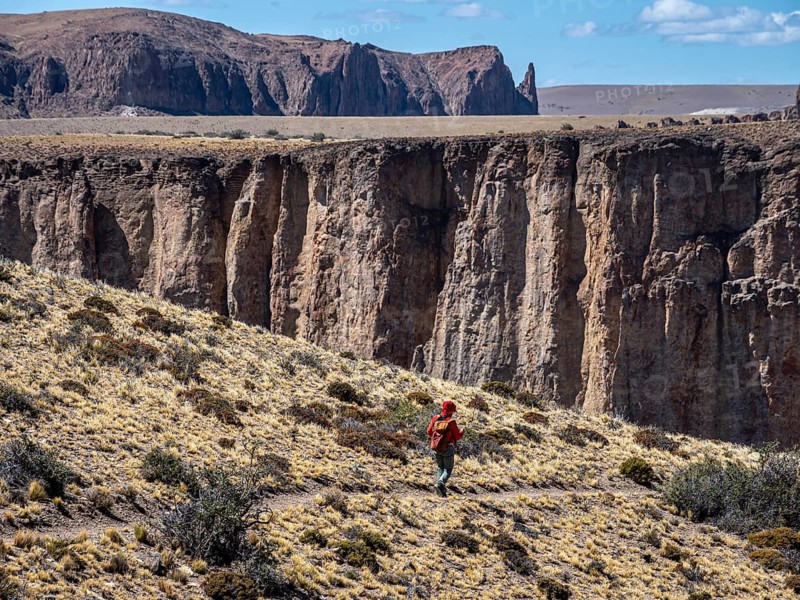 Hiking woman, Sendero Los Balcones, hiking trail along the canyon rim of the Rio Pinturas, Parque Patagonia Argentina, Park Patagonia Argentina, Argentina