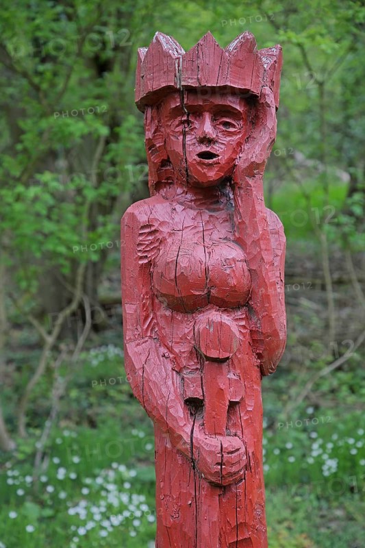 Sculpture The Waiting by Martin Schaub 2001, modern art, wood carvings, chainsaw art, red standing wooden sculpture, queen with crown, waiting, forest, nature, Heiligenberg, Felsberg, Hesse, Germany