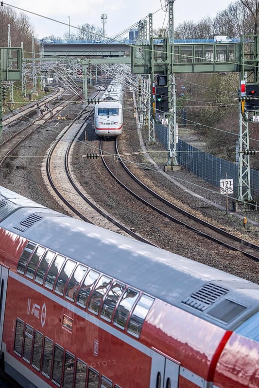 ICE 2 train and RE2, Rhein-Haard Express, railway line, 4-track, for local and long-distance traffic between the Rhineland and the Ruhr area, starting section of the route between Essen and Duisburg, here near Mülheim an der Ruhr, North Rhine-Westphalia, Germany