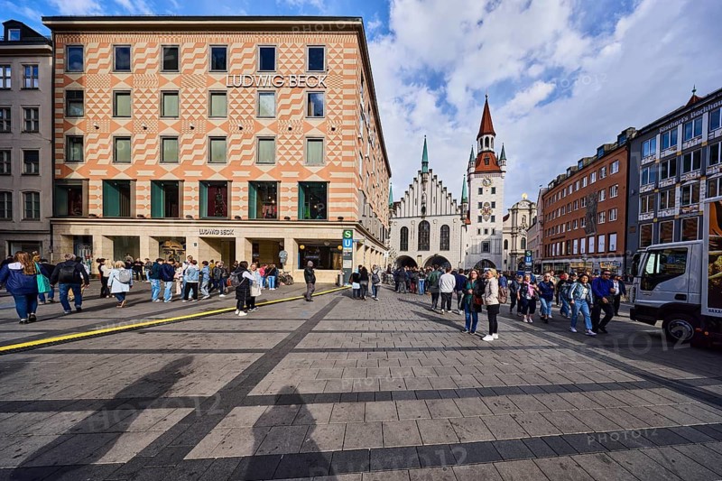 Ludwig Beck department store, general architecture, commercial building, historic town hall, shops, shopping, pedestrian zone, square, sidewalk tiles, pedestrians as a secondary motif, blue sky, cumulus clouds, Marienplatz, Munich, state capital, district-free city, Bavaria, Germany