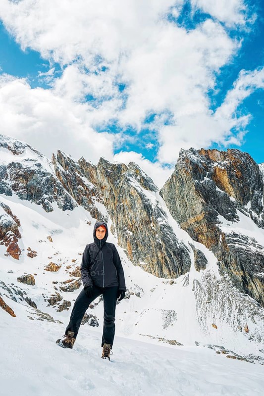 Young woman in front of the OJO DEL ALBINO glacier, Laguna Esmeralda, Provinz Tierra del Fuego, Argentina