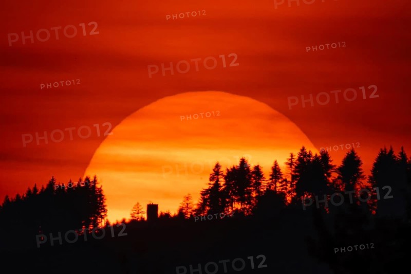 The sun sets behind the Taunus ridge, Frankfurt, Hesse, Germany