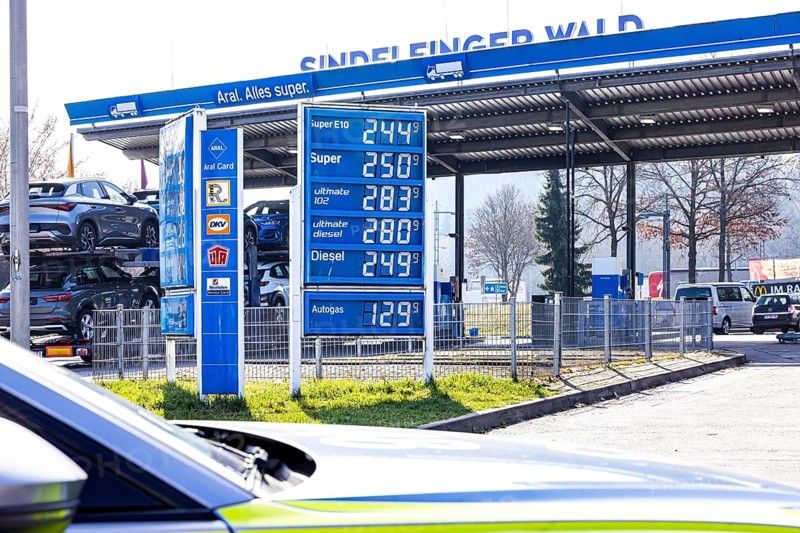War in the Middle East is causing oil prices to rise. Refueling is becoming more expensive. At the Sindelfinger Wald motorway filling station near Stuttgart, the liter of super already costs over 2.50 euros on March 5, 2026. Sindelfingen, Baden-Württemberg, Germany
