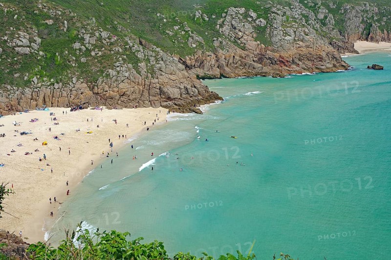 Wunderschöner Sandstrand an türkisfarbenem Meer mit umgebenden Klippen, Porthcurno, St Levan, Cornwall, Großbritannien
