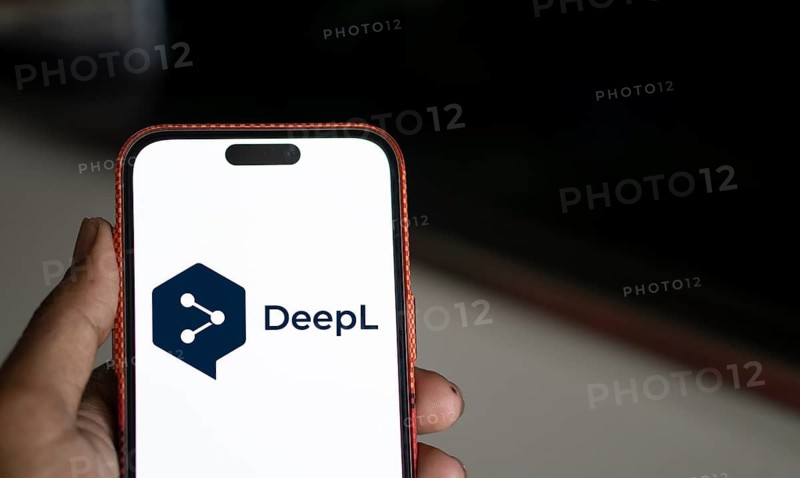 deepl logo is displayed on smartphone