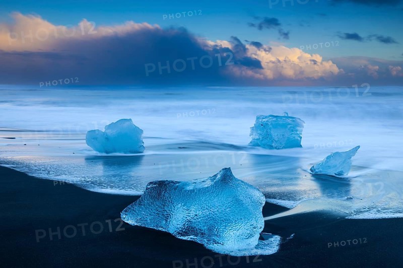 Ice chunks on black beach, lava beach, glacier ice, sea, sunset, winter, Diamond Beach (Breiðamerkursandur), Iceland, Scandinavia