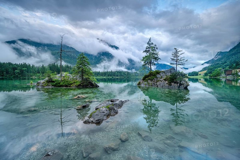 Rainy weather on Hintersee, low-hanging clouds cover the mountains, Ramsau near Berchtesgaden, Berchtesgaden National Park, Bavaria, Germany