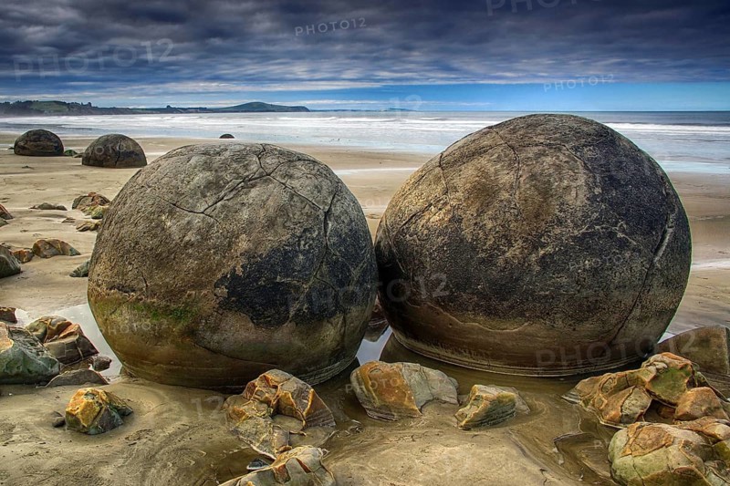 New Zealand, South Island, Moeraki Blders, stone balls, beach, sea, clouds, sunset, New Zealand