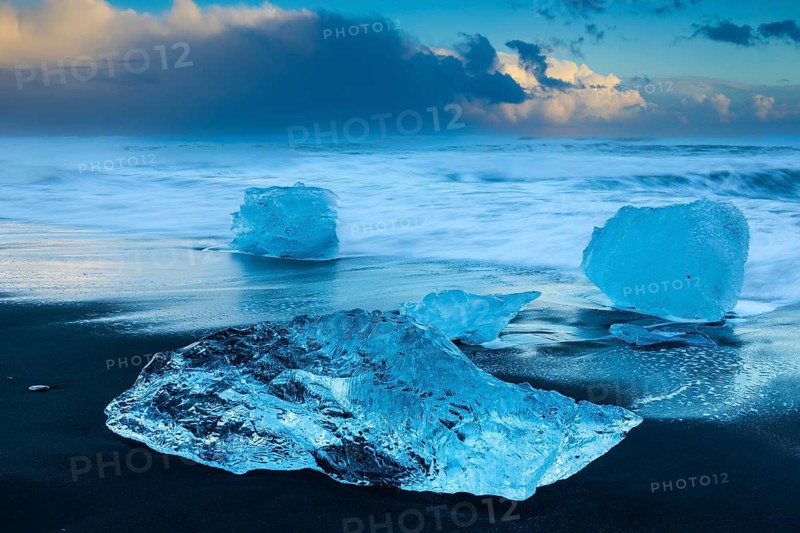 Ice chunks on the black beach, lava beach, glacier ice, sea, winter, sunset, Diamond Beach (Breiðamerkursandur) at Jökusalorn, Iceland, Scandinavia