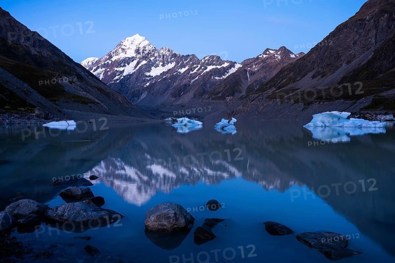 Mountainous landscape. Hooker Lake and Aoraki Mount Cook. mirroring. evening mood. Aoraki Mount Cook National Park, Canterbury, South Island, New Zealand