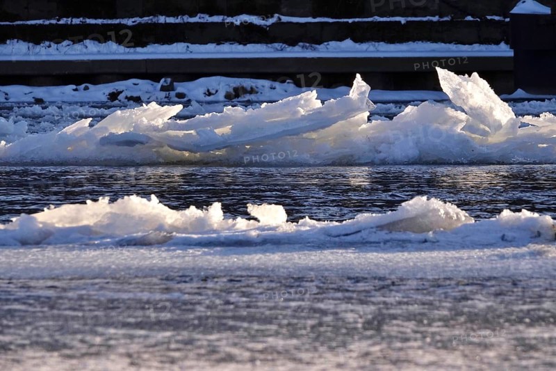 Elbe with ice floes, winter, Dresden, Saxony, Germany