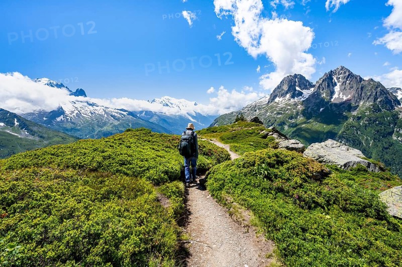 Mountaineers on hiking trail, mountain panorama with glaciated mountain peaks, Aiguille du Midi and Mont Blanc, Aiguille de Mesure and Aiguille de Chamois, hiking to Aiguillette des Posettes, Chamonix, Haute-Savoie, France