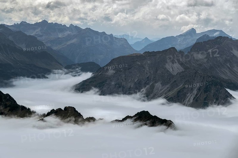View from the Nebelhorn summit to mountains of the Allgäu Alps, mountains rising from fog in the valley, Oberstdorf, Oberallgäu, Allgäu, Bavaria, Germany