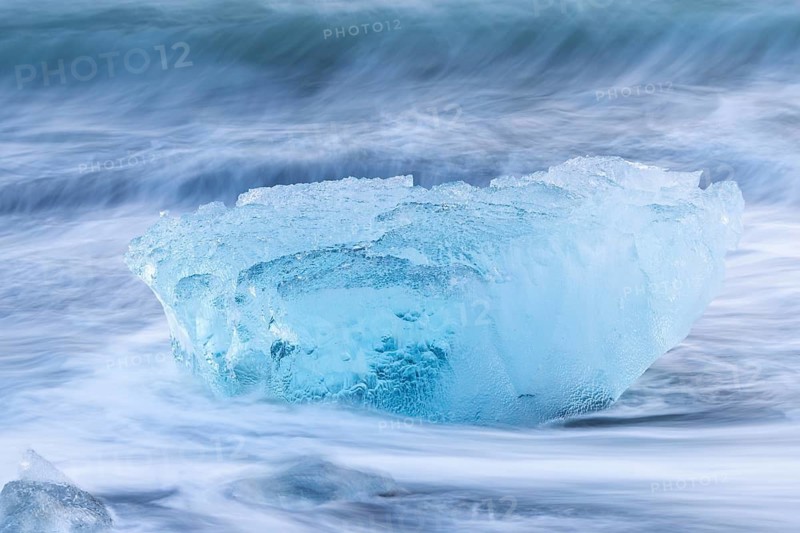 Ice chunks on the black beach, lava beach, glacier ice, sea, winter, Diamond Beach (Breiðamerkursandur) at Jökusalorn, Iceland, Scandinavia