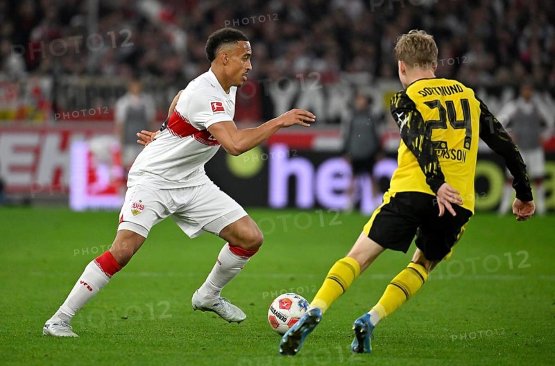 Tackle, action Jamie Leweling VfB Stuttgart (18) against Daniel Svensson Borussia Dortmund BVB (24) Soccer Bundesliga, MHPArena, MHP Arena Stuttgart, Baden-Württemberg, Germany