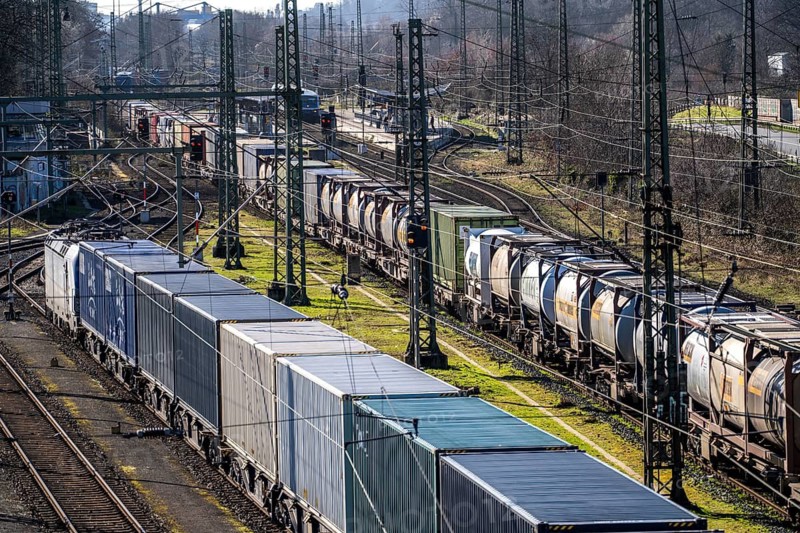 Container trains in the freight yard, so-called installation tracks in Duisburg-Rheinhausen, freight trains are parked here for a short time in front of continuing their journey, either to the trimodal terminal in Logport Duisburg or from there to distant destinations, such as China, as part of the new Silk Road, North Rhine-Westphalia, Germany