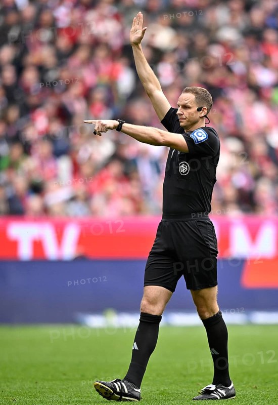 Referee Sören Stork's gesture gesture soccer Bundesliga, Allianz Arena, Munich, Bavaria, Germany