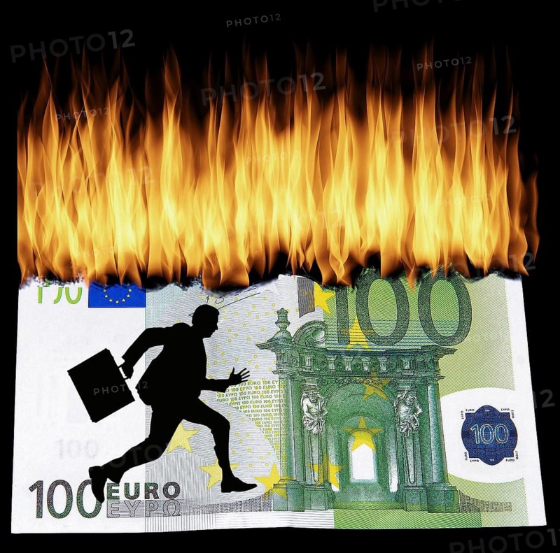 Symbolic image for stock market, Bitcoin, euro is burning, person flees, bull and bear, rising and falling prices, New York Stock Exchange, dollar questionable reserve currency, President Trump with erratic policies, Ukraine and Iran war, consequences of world economy, stock trading, world crisis, money, finances, stock market crash, performance, securities, speculation, greed, price fall, Brexit, euro crisis, economic development, stock market development, stock market development, stock market fall, inflation, money transactions, international stock exchanges, economic policy, financial policy