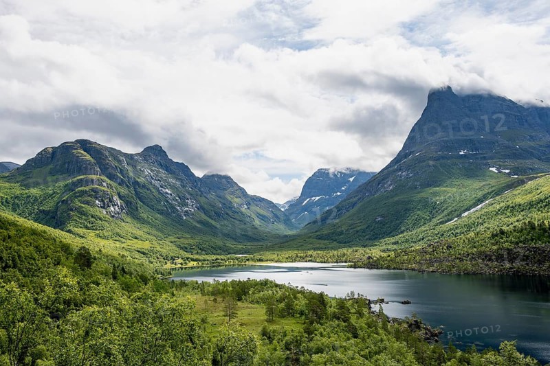 Innerdalen high valley with lake Innerdalsvatna, mountains, right Innerdalstårnet, Trollheimen, Sunndal, Møre og Romsdal, Vestlandet, Norway