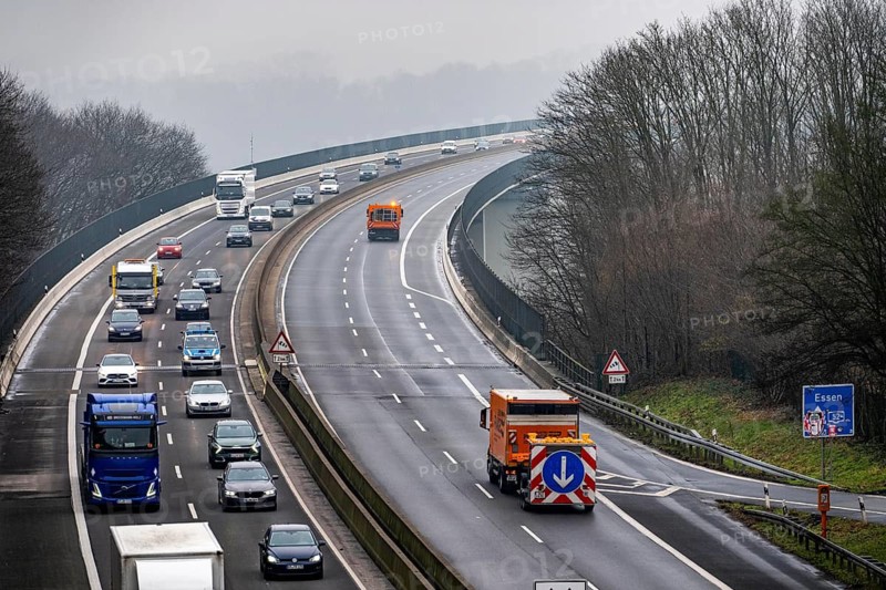 Closure of the A52 motorway, between AK Breitscheid and AS Kettwig, in the direction of Essen, a transitional structure where the roadway merges with the Ruhr Valley Bridge is damaged and must be renewed, how long the repair will take is still unknown, the consequences are long traffic jams and delays for car drivers, the bridge is used daily by more than 80, 000 vehicles and is to be replaced in the long term, it was completed in 1966, it is the longest Steel road bridge in Germany