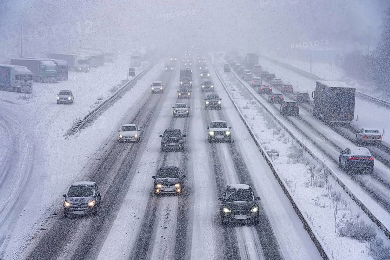 The onset of winter in North Rhine-Westphalia, heavy snowfall, A3 motorway near Hilden, near Ohligser Heide rest area, snow-covered roads, traffic is sometimes just slowing down, North Rhine-Westphalia, Germany