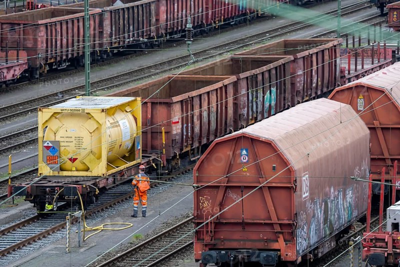 Shunters, check the assembled freight cars at the Hagen-Vorhalle marshalling yard, is one of the 9 largest in Germany, it is located on the Wuppertal-Dortmund railway line and has 40 directional tracks on which freight trains of all types are assembled, North Rhine-Westphalia, Germany