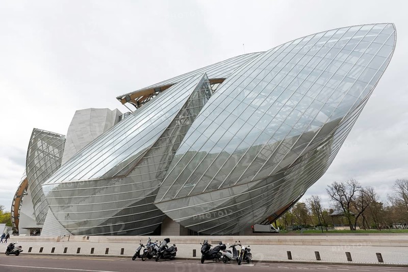 Louis Vuitton Foundation, Le vaisseau de verre, glass ship, futuristic building by architect Frank Gehry, Bois de Boulogne, Paris, France
