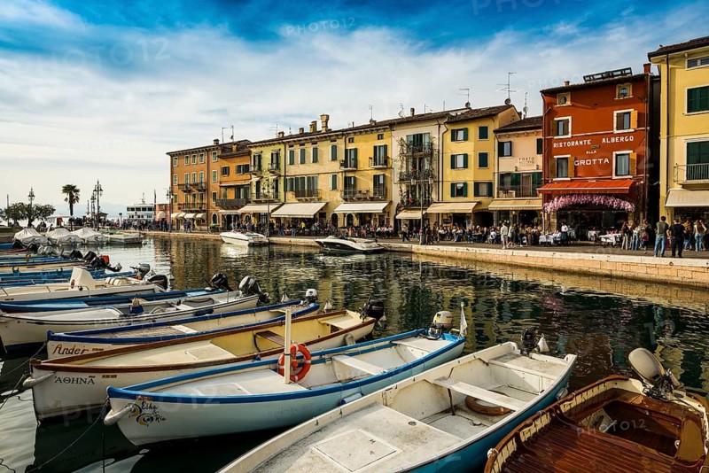 Picturesque village with colorful houses on the lake, Lazise, Lake Garda, Verona province, Veneto region, Italy