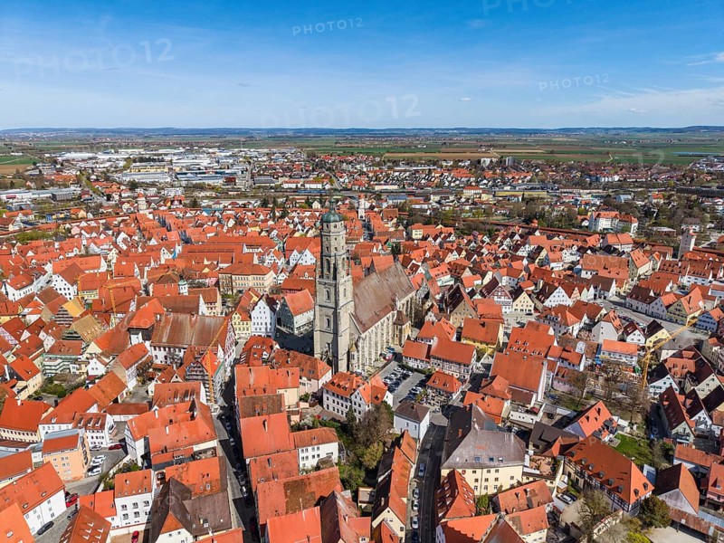 Aerial view of the historic old town of Nördlingen with the church of St. Georg and the 90-meter high church tower, called Daniel, Donau-Ries district, Nördlinger Ries, Bavaria, Germany