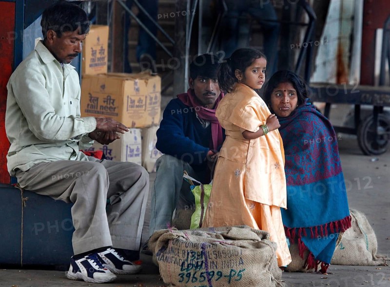 New Dehli, India, 15.01.10 - Family with young girls at train station in Neu-Dehli, India