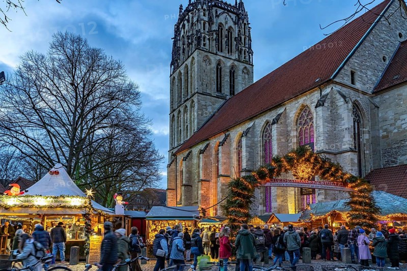 Weihüüskesmarkt an der Überwasserkirche at dusk, Münster, North Rhine-Westphalia, Germany