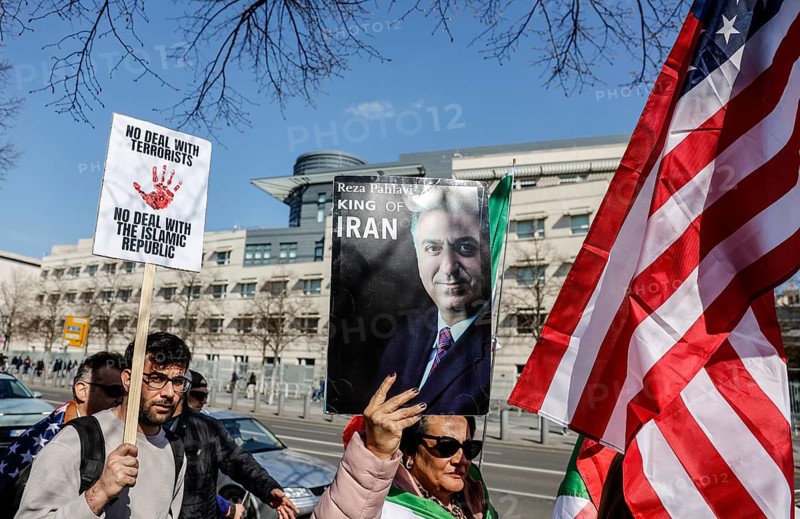 Iran demo for the end of the Islamist mullah regime in Iran, demonstrator holding a picture of Prince Reza Pahlavi at the American Embassy, Berlin, 11.04.2026, Berlin, Germany