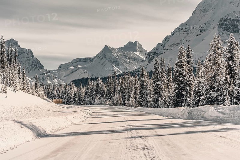 Winter road trip on the Icefields Parkway with lots of snow and ice, Banff National Park, Jasper National Park, Alberta, Canada