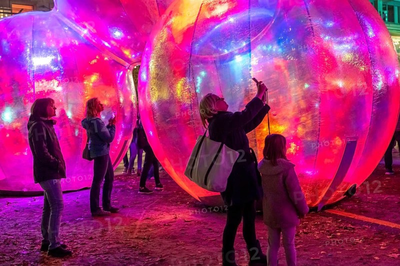 The 10th Essen Light Festival, in the city centre, second largest light art festival in Germany, light art on the Burgplatz, Evanescent light installation, by the Australian artist duo Atelier Sisu, large bubble-like spheres, with light and sound, Essen, North Rhine-Westphalia, Germany