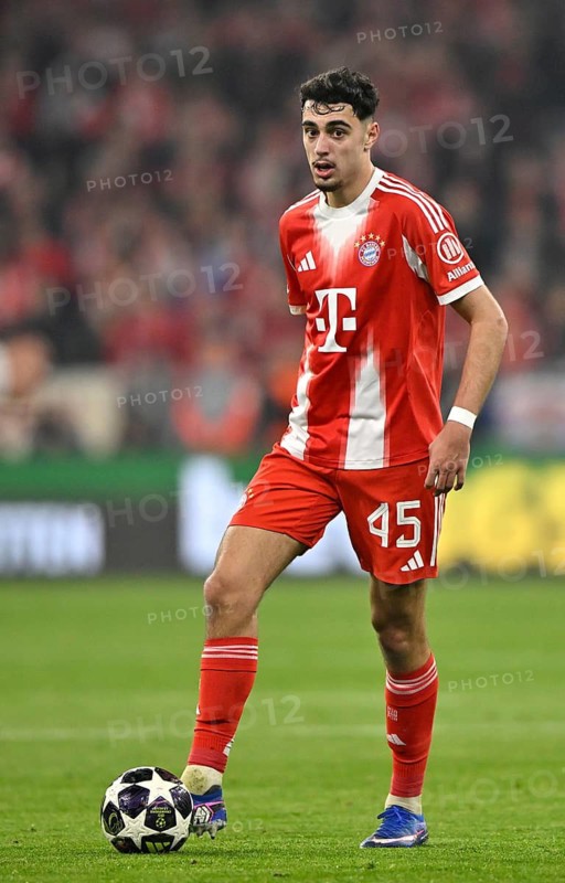 Aleksandar Pavlovic FC Bayern Munich FCB (45) Action on the ball Football UEFA Champions League CL Allianz Arena, Munich, Bavaria, Germany