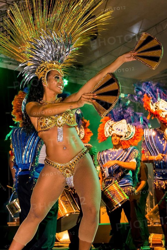 Brasilianische Sambaband beim internationalen Karneval auf den Seychellen in Victoria, Mahe, Republik Seychellen, Indischer Ozean