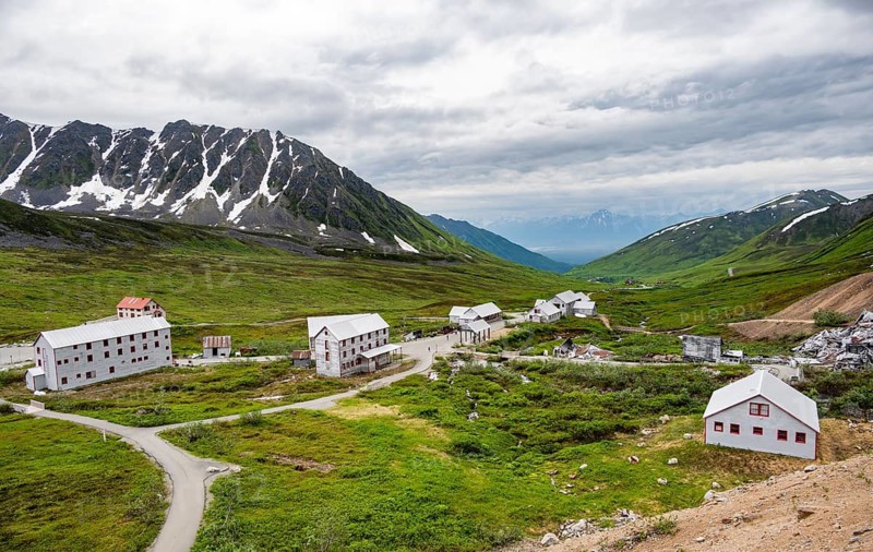 Building of the former Gold Mine Independence Mine in mountainous landscape, Independence Mine State Historical Park, Hatcher Pass, Talkeetna Mountains, Alaska, USA