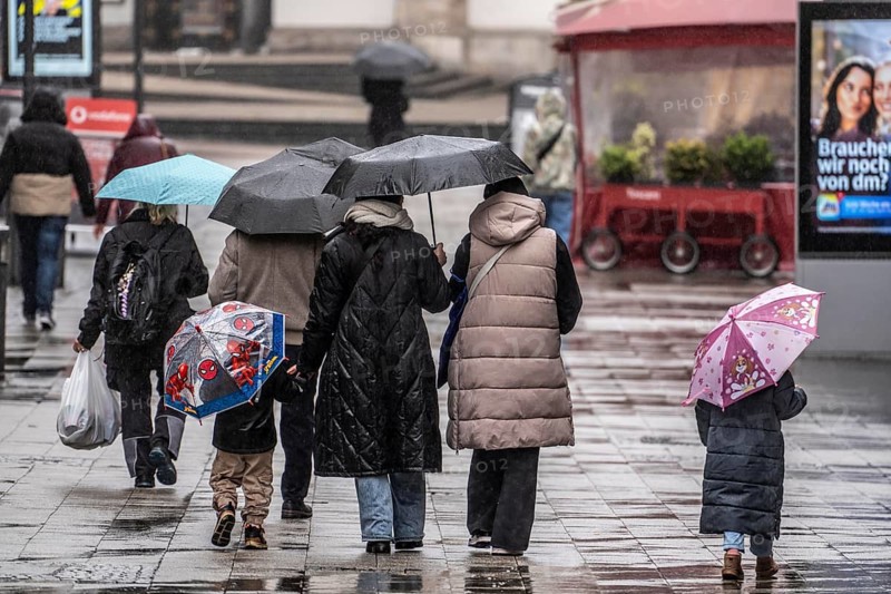 Passers-by in a pedestrian zone, Kettwiger Straße, rainy weather, city center, Essen, North Rhine-Westphalia, Germany
