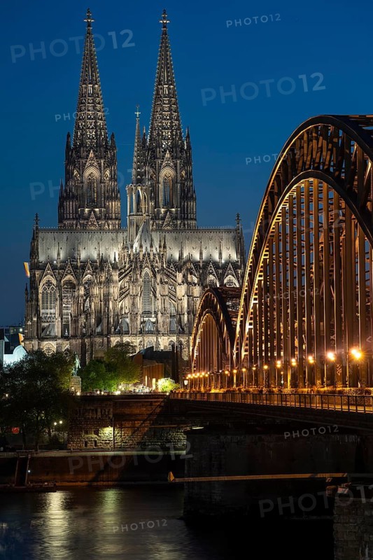 Cologne Cathedral, has been shining in new light since Easter 2025, the old metal halide lamps have been replaced by over 700 modern LED lamps, reducing energy consumption by around four fifths, significantly improving the quality of light and greatly reducing light emissions, 12 KM of new cables were laid for this, Hohenzollern Bridge, railway bridge over the Rhine, North Rhine-Westphalia, Germany