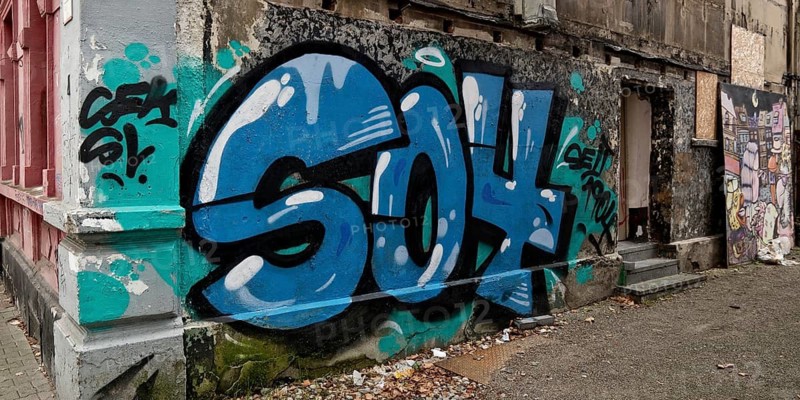Decaying façade smeared with graffiti, scrap property in a difficult district, Gelsenkirchen, Ruhr area, North Rhine-Westphalia, Germany
